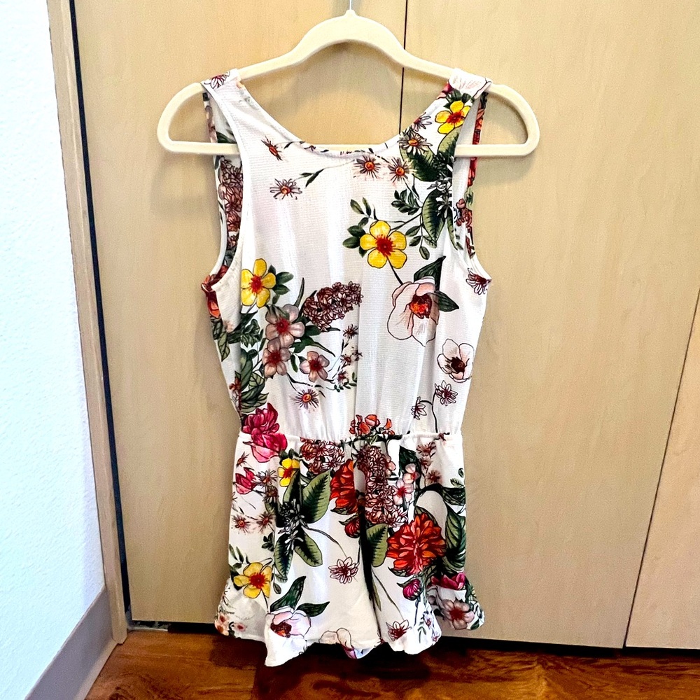 Short romper with flower prints. Brand Tresics luxe s/p